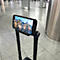 Smartphone dans un support sur une poignée de valise. Sur l'écran : publicité pour l'Europe.
