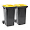 Dos cubos de basura grises con tapas amarillas. Los cubos tienen ruedas.