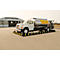 Tankwagen op een platform; op de achtergrond een hangar met opschrift "AIRCRAFT MAINTENANCE".