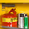 Bidon d'essence rouge et sprays dans une armoire jaune. Impression 'JUSTR SAFETY'.