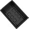 Caja de almacenamiento rectangular negra con hendiduras cuadradas.