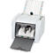 Een witte papiervouw machine met open lade en stapel papier.