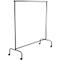 Zwart kledingrek op wielen, tegen een witte achtergrond.