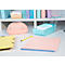 Divers articles de bureau sur un bureau : une trousse rose, un porte-stylos, un classeur rose, un document jaune et un stylo.