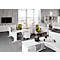 Kantoor met witte bureaus, groene stoelen en uitzicht op de stad.