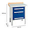 Blau-grauer Werkbanktisch mit drei Schubladen, Holzplatte und Massangaben.