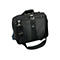 Schwarze Laptoptasche mit Tragegriff, Schultergurt und Rollen. Auf der Vorderseite befindet sich der Schriftzug Kensington.