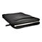 Housse d'ordinateur portable noire avec fermeture éclair, contenant un ordinateur portable argenté. Logo Kensington.
