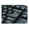 Nahaufnahme einer schwarzen Computertastatur. Enter-Taste und Backspace-Taste mit Wassertropfen.