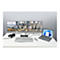 Schreibtisch mit zwei Monitoren, Laptop, Tastatur, Maus, Headset und Dockingstation.