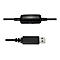 Nahaufnahme eines schwarzen USB-Kabels mit Steuerung und USB-Anschluss. Das Kabel verläuft waagerecht auf weißem Hintergrund.