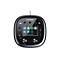 Schwarzes SmartRadio mit Display, Tasten und Drehreglern vor neutralem Hintergrund.