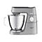 Silberne Kenwood Titanium Chef Baker XL Küchenmaschine vor weißem Hintergrund.