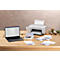 Witte printer met laptop en wenskaarten op houten tafel. De laptop toont een document, kaarten liggen ernaast.