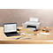Op een houten tafel: laptop met tekst, printer, kaarten, decoratie.