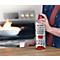 Person hält eine Kidde Flame Out Feuerlöschspray-Dose in der Hand, während im Hintergrund eine Pfanne auf dem Herd brennt.