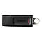 Schwarzer Kingston USB-Stick mit 32GB Speicherkapazität vor weißem Hintergrund.