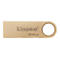 Goldfarbener Kingston USB-Stick mit abgerundeten Kanten und Loch. Aufschrift 'Kingston 64GB'.