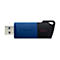 Ein USB-Stick, blau und schwarz, mit der Aufschrift Kingston und 64 GB.