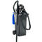 Aspirateur à eau noir avec roue. L'aspirateur a un tuyau et un récipient bleu.