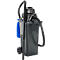 Aspirateur noir eau et poussière avec tuyau et roues, plan rapproché.
