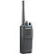 Radio gris avec antenne, boutons de commande et inscription KENWOOD.