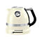 Cremefarbener KitchenAid Wasserkocher mit Temperaturanzeige auf weißem Hintergrund.