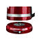 Roter KitchenAid Wasserkocher über seiner Basis mit Temperaturskala von 50 bis 100 Grad.