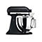 Schwarze KitchenAid Artisan Küchenmaschine mit polierter Edelstahlschüssel vor weißem Hintergrund.