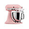 Rosa KitchenAid Artisan Küchenmaschine mit Edelstahlschüssel auf weißem Hintergrund.