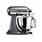 Graue KitchenAid Artisan Küchenmaschine mit Edelstahlschüssel vor weißem Hintergrund.