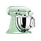 Hellgrüne KitchenAid Artisan Küchenmaschine mit Edelstahlschüssel vor weißem Hintergrund.