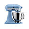 Hellblaue KitchenAid Artisan Küchenmaschine mit polierter Edelstahlschüssel vor weißem Hintergrund.
