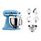 Hellblaue KitchenAid Artisan Küchenmaschine mit Edelstahlschüssel und Zubehörsets auf weißem Hintergrund.