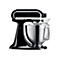 Schwarze KitchenAid Artisan Küchenmaschine mit Edelstahlschüssel und Spritzschutz vor weißem Hintergrund.