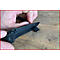 Nahaufnahme von Händen, die mit einem schwarzen Klappmesser ein kleines Metallstück bearbeiten. Das Messer liegt auf einem Holztisch.