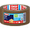 Braunes Klebeband der Marke Tesa mit blauer und roter Beschriftung. Aufschrift: Pack, Strong, Recycled. Angaben zur Größe und dem Gewicht.