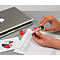 Person hält einen Pritt Klebestift über Papier, daneben ein Laptop, Diagramm und Deckel.