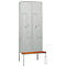 Kledinglocker, 4 compartimenten, met zitbank, B 800 x H 2200 mm, draaigrendelslot, lichtgrijs/lichtgrijs