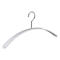 Witte kleerhanger met zilveren haak. De schouders zijn afgerond.