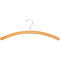 Een houten kledinghanger met een metalen haak, tegen een witte achtergrond.
