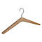 Een houten kledinghanger met een zilveren haak, geïsoleerd op een witte achtergrond.