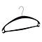 Zwarte kledinghanger met zilveren haak, geïsoleerd op witte achtergrond.