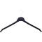 Zwarte kledinghanger op witte achtergrond, met haak en brede schouders.