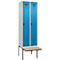 Kleiderspind C+P Evolo Plus, 2 Abteile à 300 mm Breite, schwebende Sitzbank, B 600 x T 815 x H 2120 mm, Drehriegel, lichtblau/lichtgrau