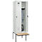Kleiderspind C+P Evolo Plus, 2 Abteile à 300 mm Breite, schwebende Sitzbank, B 600 x T 815 x H 2120 mm, Drehriegel, lichtgrau/lichtgrau