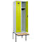 Kleiderspind C+P Evolo Plus, 2 Abteile à 300 mm Breite, schwebende Sitzbank, B 600 x T 815 x H 2120 mm, Zylinder, lichtgrau/clowngrün