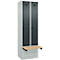Kleiderspind C+P Evolo Plus, 2 Abteile à 300 mm Breite, Sockel, schwebende Sitzbank, B 600 x T 815 x H 1950 mm, Drehriegel, lichtgrau/anthrazitgrau
