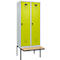 Kleiderspind C+P Evolo Plus, 2 Abteile à 400 mm Breite, schwebende Sitzbank, B 800 x T 815 x H 2120 mm, Drehriegel, lichtgrau/clowngrün