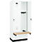 Kleiderspind C+P Evolo Plus, 2 Abteile à 400 mm Breite, Sockel, schwebende Sitzbank, B 800 x T 815 x H 1950 mm, Drehriegel, verkehrsweiss/verkehrsweiss
